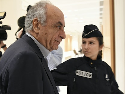 رجل الأعمال اللبناني زياد تقي الدين يصل إلى محكمة في باريس، في 7 أكتوبر 2019، للمثول في قضية تمويل حملة المرشح للرئاسة الفرنسية إدوارد بالادور عام 1995 - AFP