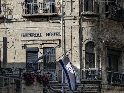 علم إسرائيل بالقرب من فندق "إمبريال" أحد المباني التي أيد القضاء بيعها لمنظمة استيطانية في القدس المحتلة - 11 يونيو 2019.  - AFP