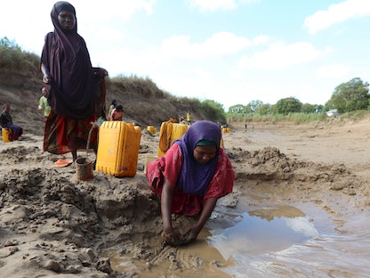 امرأة صومالية تحاول الحصول على المياه من آبار ضحلة بسبب الجفاف، محفورة على طول مجرى نهر شبيلي - 19 مارس 2016 - REUTERS