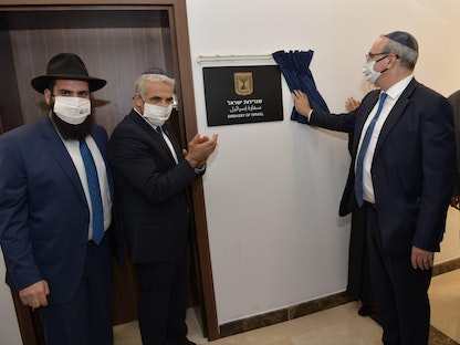 وزير الخارجية الإسرائيلي يائير لَبيد أثناء افتتاح السفارة الإسرائيلية في أبوظبي - twitter.com/IsraelintheGulf