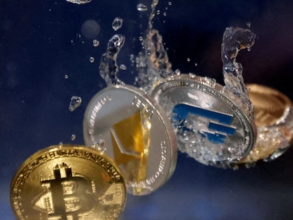 عملات معدنية تحمل شعارات بعض العملات الرقمية - REUTERS