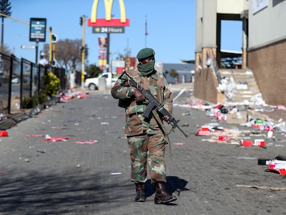 جندي في جيش جنوب إفريقيا خلال دورية في سويتو لإعادة الهدوء للبلاد بعد اضطرابات عنيفة - 13 يوليو 2021 - REUTERS