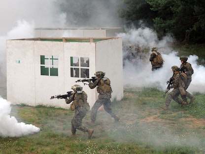 جنود أميركيون يشاركون في مناورة عسكرية في لفيف غرب أوكرانيا -  24 يوليو 2015 - AFP