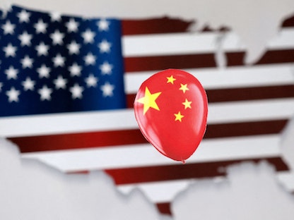 صورة توضيحية لعلم أميركي على شكل خارطة الولايات المتحدة وأمامه بالون بألوان العلم الصيني. 5 فبراير 2023 - REUTERS