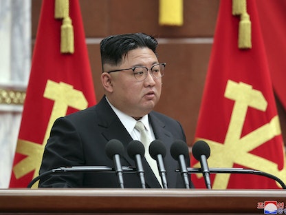 صورة بثتها وكالة أنباء كوريا الشمالية لرئيس البلاد كيم جونج أون. 27 فبراير 2023 - AFP