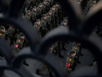 جنود روس في عرض تجريبي ليوم النصر وسط موسكو في 4 مايو 2022. - AFP
