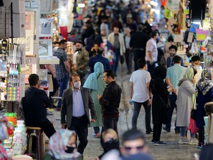 إيرانيون في سوق البازار الكبير في العاصمة طهران، 20 أبريل 2020  - AFP