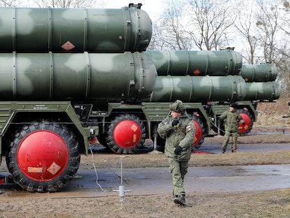 جنود روس بجوار نظام صواريخ  "S-400 Triumph" بعد نشره في قاعدة عسكرية بالقرب من جيب كالينينجراد روسيا. 11 مارس 2019 - REUTERS