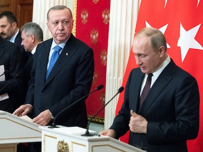 الرئيس التركي رجب طيب أردوغان مع نظيره الروسي فلاديمير بوتين في مؤتمر صحافي في موسكو - 05 مارس 2020 - REUTERS