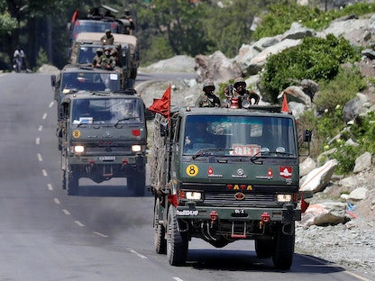 قافلة للجيش الهندي على طريق سريع يؤدي إلى لاداخ المحاذية للصين، 18 يونيو 2020 - REUTERS