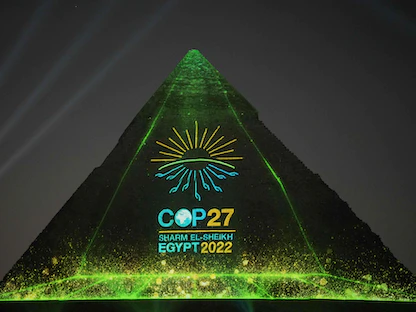 صورة نشرتها الرئاسة المصرية لشعار مؤتمر الأمم المتحدة الـ27 لتغير المناخ COP27 يظهر على أحد أهرامات الجيزة الأثرية- 5 نوفمبر 2022. - AFP
