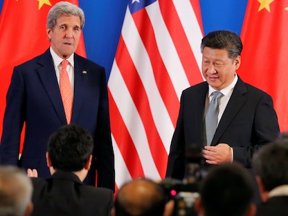 الرئيس الصيني شي جينج بينج خلال استبال المبعوث الأميركي الخاص لملف المناخ جون كيري عندما كان يشغل منصب وزير الخارجية - بكين - 06 يونيو 2016 - REUTERS