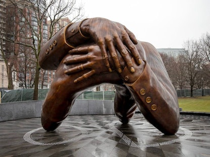  "العناق" نصب تذكاري في بوسطن تكريماً لإرث مارتن لوثر كينج وزجته - hankwillisthomas.com