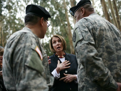 رئيسة مجلس النواب الأميركي نانسي بيلوسي تتحدث مع قادة في الجيش الأميركي - 11 نوفمبر 2009 - REUTERS