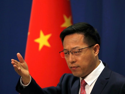 المتحدث باسم وزارة الخارجية الصينية تشاو ليجيان خلال مؤتمر صحافي في بكين - 8 أبريل 2020 - REUTERS
