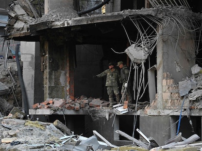 عمال المناجم يتفقدون مبنى مدمراً بعد الضربات الروسية في كييف- 29 أبريل 2022 - AFP