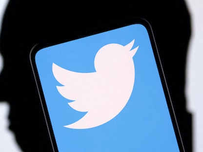 شعار منصة تويتر على هاتف ذكي - REUTERS