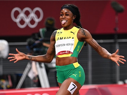 العدّاءة الجامايكية طومسون-هيرا لحظة دخولها خط النهاية في سباق 200 متر - REUTERS