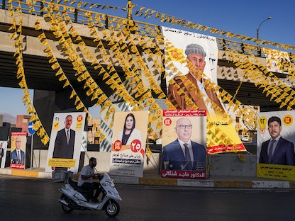لافتات دعائية لعدد من المرشحين في الانتخابات العراقية - 5 أكتوبر 2021 - AFP