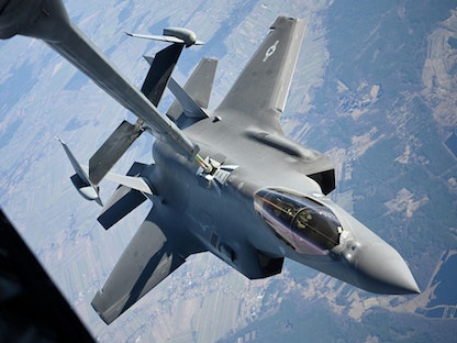 مقاتلة "F-35" تابعة للقوات الجوية الأميركية تتزود بالوقود أثناء تحليقها فوق بولندا خلال انتشار لحلف الناتو على جبهته الشرقية. 24 فبراير 2022 - via REUTERS