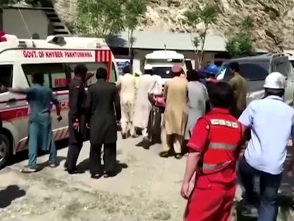 سيارة إسعاف خارج مستشفى في داسو بعد انفجار حافلة تقل صينيين في واد في كوهستان العليا.باكستان 14 يوليو 2021 - REUTERS