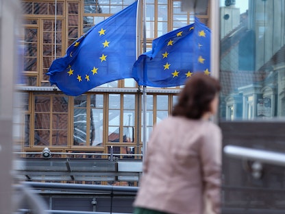 أعلام الاتحاد الأوروبي أمام مقره في بروكسل - AFP