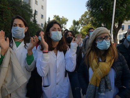 أطباء وطلاب طب تونسيون يطالبون بإقالة وزير الصحة خلال احتجاج يوم 4 ديسمبر 2020 أمام مقر الوزارة بعد وفاة طبيب مقيم سقط من مصعد مستشفى مكسور.  - AFP
