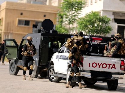 قوات إدارة الأمن العام السوري خلال تنفيذ عملية مداهمة استهدفت موقعاً لتنظيم 'داعش' في حلب. 17 مايو 2025 - "الوكالة العربية السورية للأنباء "سانا