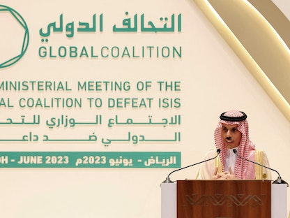 وزير الخارجية السعودي الأمير فيصل بن فرحان في مؤتمر صحافي مشترك مع نظيره الأميركي أنتوني بلينكن هامش الاجتماع الوزاري للتحالف الدولي ضد "داعش" بالرياض. 8 يونيو 2023 - AFP