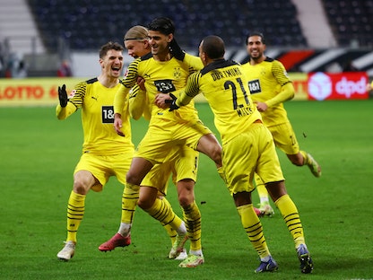 لاعبو بوروسيا دورتموندد يحتفلون بعد التسجيل في مرمى فرانكفورت في الدوري الألماني - REUTERS