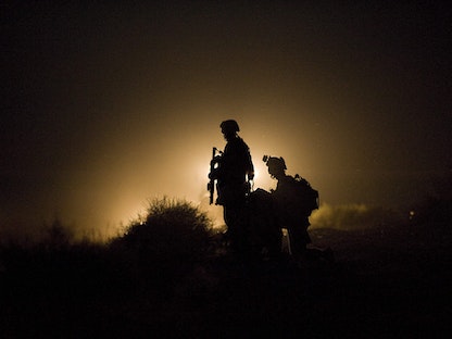 عناصر من البحرية الأميركية يبحثون عن مفقودين بعد انفجار عبوة ناسفة في منطقة جارمسير في ولاية هلمند الأفغانية - 13 يوليو 2009 - AFP