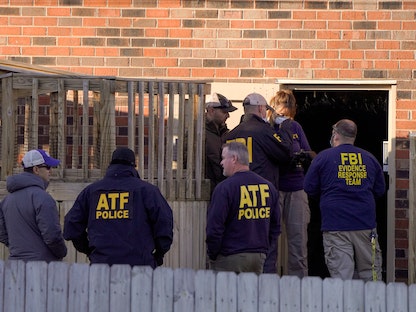 عناصر من مكتب التحقيقات الفيدرالي خلال مداهمة لمنزل المشتبه به في تنفيذ انفجار ناشفيل - REUTERS