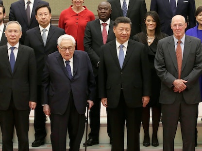الرئيس الصيني شي جين بينج ووزير الخارجية الأميركي الأسبق هنري كيسنجر قبل اجتماع في قاعة الشعب الكبرى في بكين. 22 نوفمبر 2019.  - REUTERS