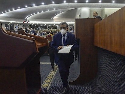 رئيس الحكومة الجزائرية عبد العزيز جراد في مقر البرلمان - AFP