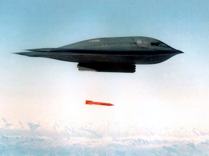 قاذفة قنابل أميركية تختبر إسقاط غلاف قنبلة "B61-11" في منطقة فوق ولاية ألاسكا- 17 مارس 1998 - REUTERS