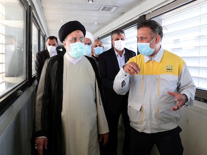 الرئيس الإيراني إبراهيم رئيسي خلال زيارة لمحطة بوشهر النووية، 8 أكتوبر 2021 - via REUTERS