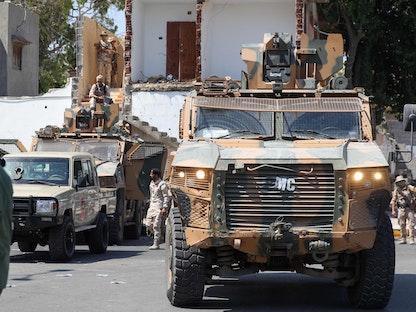 جنود من كتيبة "444" ينتشرون في منطقة الاشتباكات بضاحية عين زارة في العاصمة الليبية طرابلس – 22 يوليو 2022 - AFP