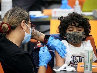 طفل عمره 7 سنوات يتلقى لقاح فيروس كورونا في مدينة شيكاغو الأميركية – 12 نوفمبر 2021  - AFP