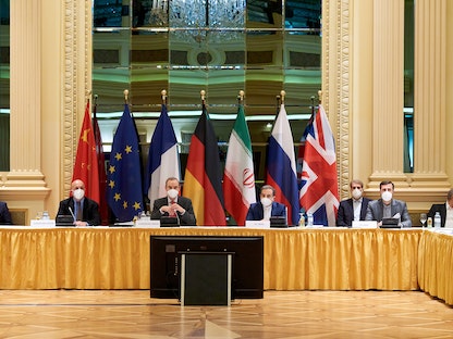 كبير منسقي الاتحاد الأوروبي إنريكي مورا ونائب وزير الخارجية الإيراني عباس عراقجي ينتظران بدء اجتماع حول الاتفاق النووي الإيراني في فيينا - 7 أبريل 2021  - REUTERS
