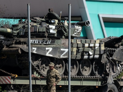 دبابة روسية تم الاستيلاء عليها من قبل الجيش الأوكراني على طريق خارج دنيبرو، أوكرانيا، 30 أبريل 2022 - REUTERS
