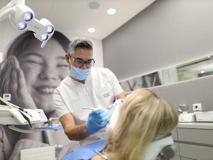 طبيب أسنان يعمل في عيادته في زغرب، كرواتيا. 11 نوفمبر 2019 - REUTERS