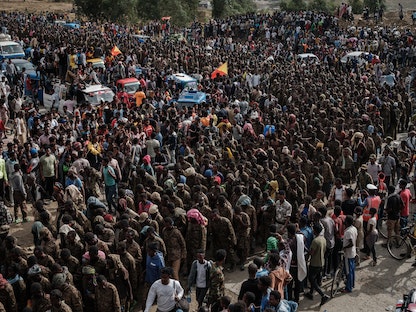 جنود إثيوبيون يسيرون باتجاه مركز ميكيلي لإعادة التأهيل في ميكيلي عاصمة منطقة تيغراي بعد أسرهم من قبل قوات حركة تحرير تيغراي - AFP