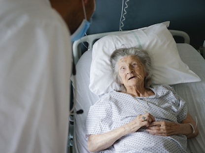 مريضة تتلقى الرعاية الصحية داخل مستشفى في باريس. 20 يوليو 2022 - AFP