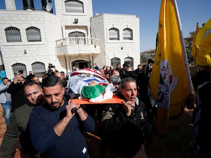 فلسطينيون يشيعون المسن عمر عبد المجيد أسعد الذي توفي بعد اعتقاله من قبل القوات الإسرائيلية في قرية جلجيلية بالضفة الغربية المحتلة- 13 يناير 2022 - REUTERS