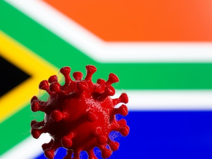 رسم ثلاثي الأبعاد يُظهر نموذج لفيروس كورونا أمام علم جنوب إفريقيا - REUTERS