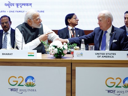 الرئيس الأميركي جو بايدن يتحدث مع رئيس الوزراء الهندي ناريندرا مودي خلال قمة العشرين في نيودلهي. 09 سبتمبر 2023 - REUTERS