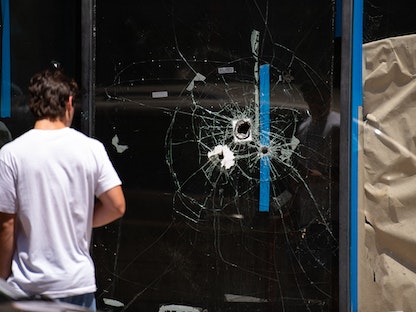 ثقوب الرصاص في نافذة واجهة متجر في ساوث ستريت في فيلادلفيا، بنسلفانيا، في اليوم التالي لإطلاق نار جماعي أودى بحياة 3 أشخاص- 4 يونيو 2022 - AFP