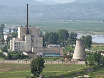 مجمّع "يونغبيون" النووي الكوري الشمالي قبل تدمير برج التبريد (يمين) - 27 يونيو 2008 - REUTERS