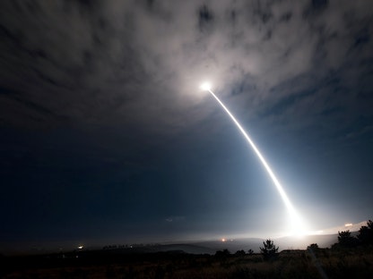 إطلاق صاروخ باليستي عابر للقارات Minuteman III غير مسلح خلال اختبار تشغيلي بالولايات المتحدة- 2 أغسطس 2017 - REUTERS