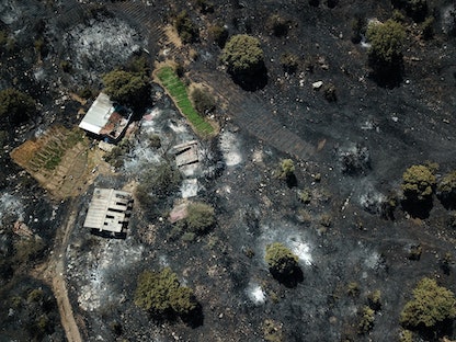 صورة جوية لمنطقة محترقة في إحدى ضواحي مدينة مارماريس التركية - 3 أغسطس 2021. - AFP